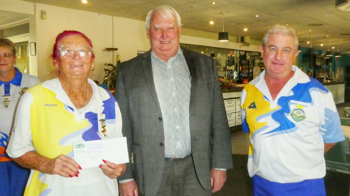 Mayor Graeme Miller congratulates Pat Cooney and Gary Carberry from Parkes club after their win in the mixed pairs carnival.