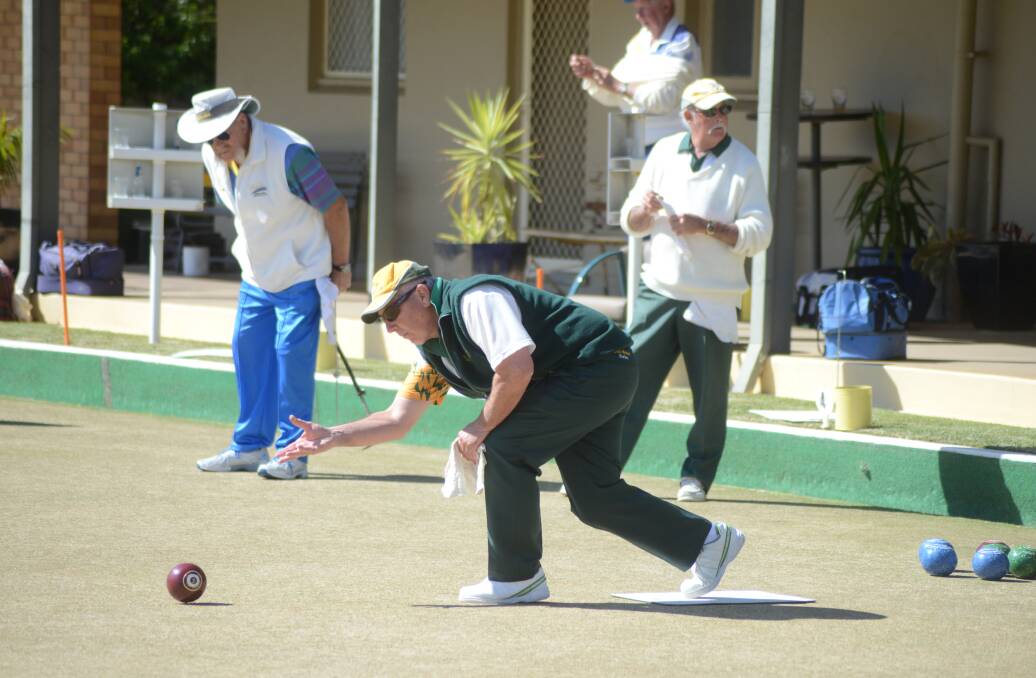 Viv Russell watched by Lyall Strudwick in the 2016 Ben Hall Pairs tournament. All spectators are welcome to come down to Forbes Sports and Recreation Club and enjoy this weekend's play.