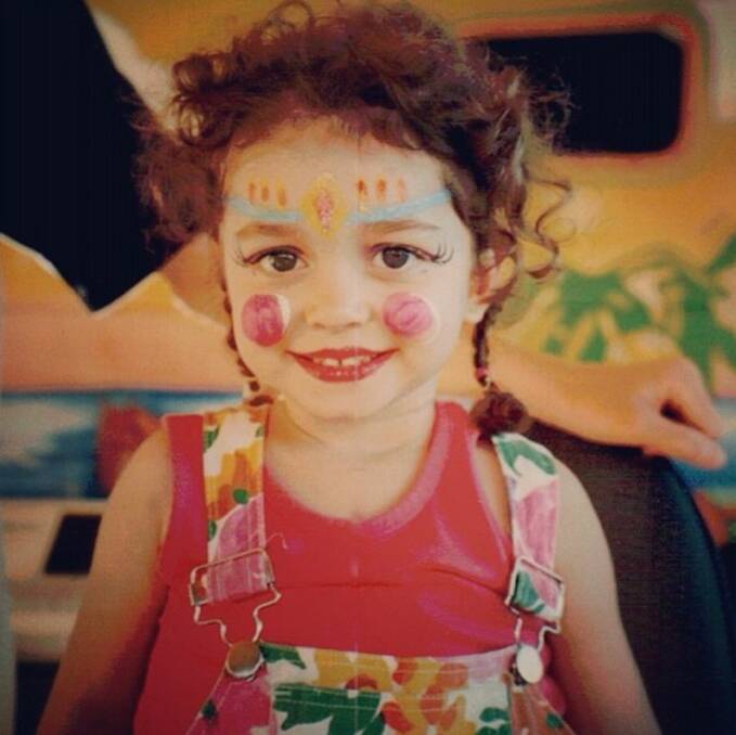 Sarah Hyland: "#tbt to when I had the coolest overalls known to man and could've maybe taken a few lessons from @allanface about blush...." Photo: @therealsarahhyland/Instagram