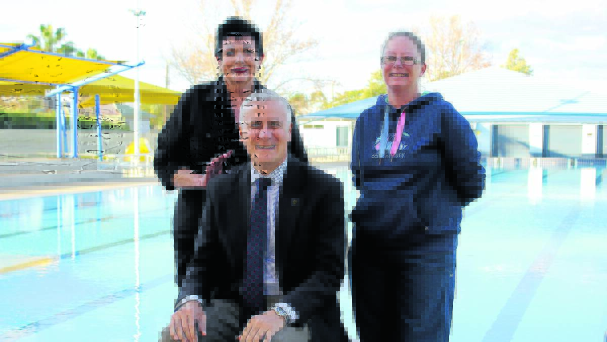 Federal Member for Riverina, Michael McCormack, meets with Forbes Swimming Club committee members Kay Playforth and Narelle Shaw to present a $10,300 cheque to renovate their old clubhouse. 0616poolgrant