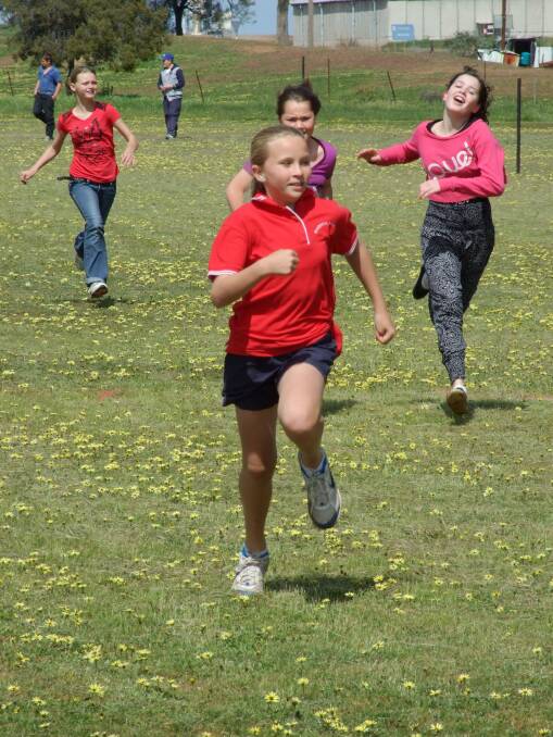 Hannah Mattiske leads the way in the 100 metre race at last year’s Wirrinya family picnic day. 