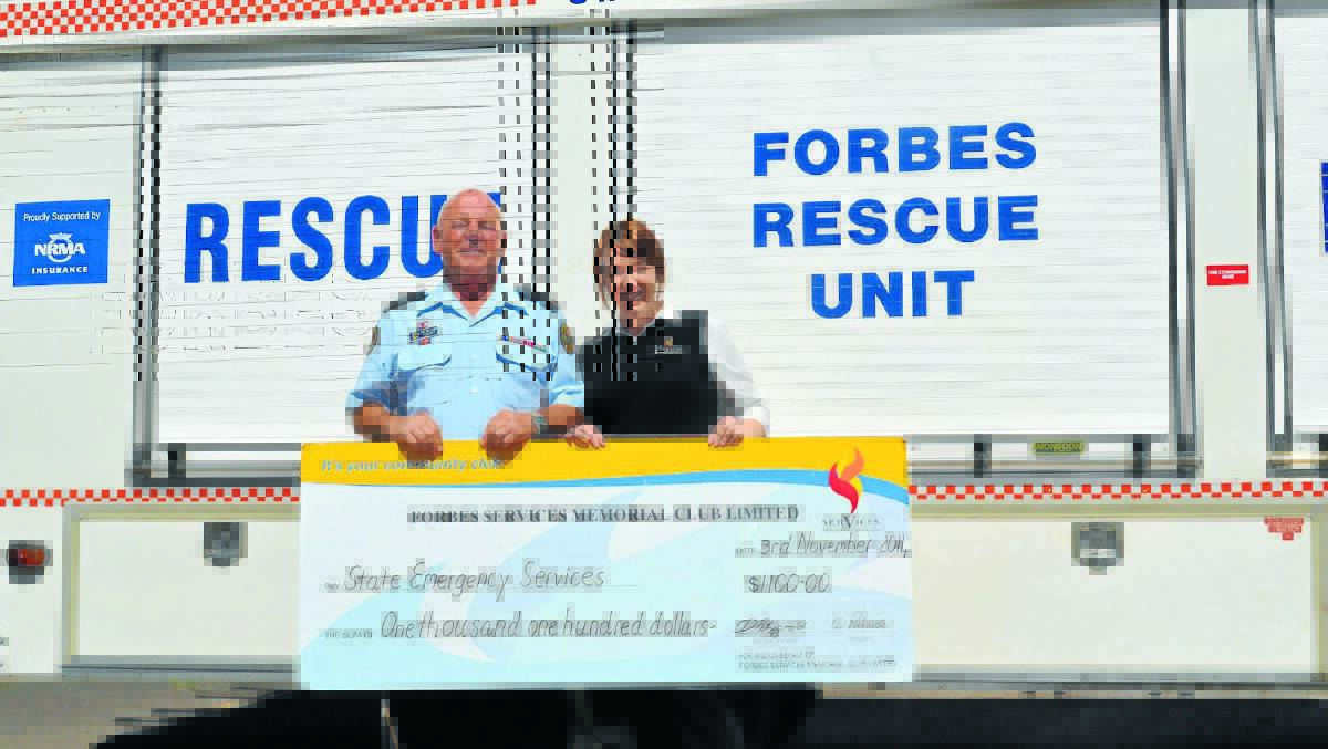 Forbes Services Memorial Club’s Jackie Lord presents NSW SES local controller Roc Walshaw with a cheque of $1100.
