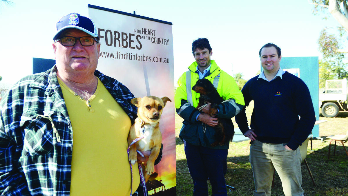 Laurie Moore brought his chihuahua Joey to be microchipped. Forbes Shire Council’s trainee building surveyor Rowan Bentick and ranger Andrew Hubbard (holding Harry) were busy all day. 0715microchipping(7) 