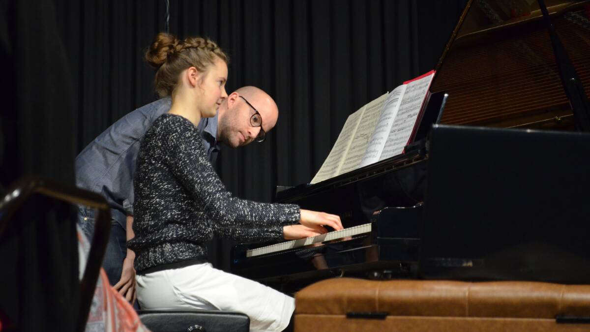 Internationally acclaimed pianist Daniel de Borah performed a two hour concert at Forbes Town Hall on Sunday as well as taught master classes to local piano students. 0414pianist(4)