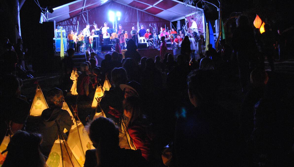 Hundreds gathered for the Kalari-Lachlan River Arts Festival’s grand finale which featured a lantern parade and a stage spectacular ‘Drumming Up Country’. 1013festivalsat(147)
