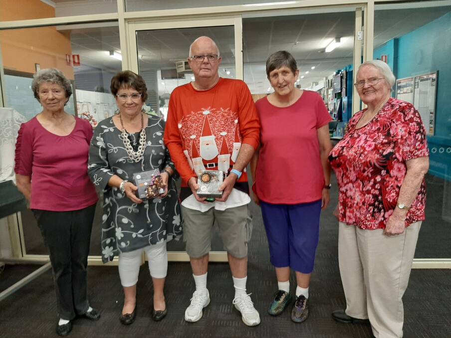 Winners of the ham raffle: L / R , Guilie Burton, Jeanette Curry, Trevor Curry, Kay Toohey, Burnie Symmonds.