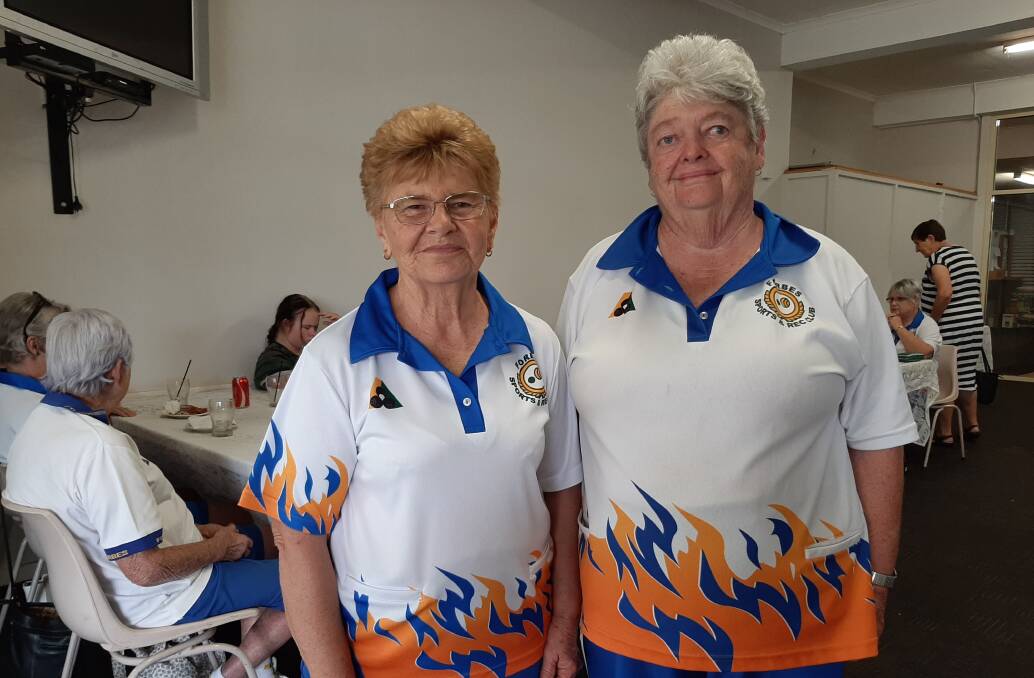Lovely Ladies: Sue White and Lyn Simmonds, played in first match of major singles, Lynn winning 25/20. 