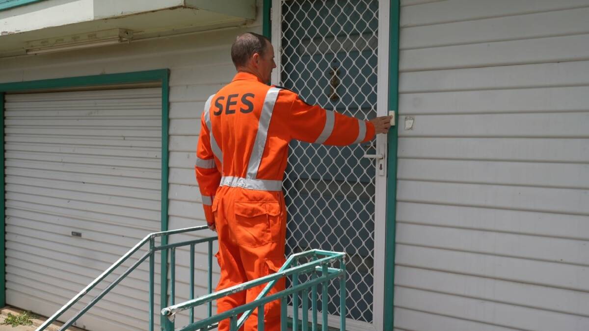 SES volunteers, as well as RFS volunteers and police, are doorknocking impacted Forbes residents. Picture NSW SES.