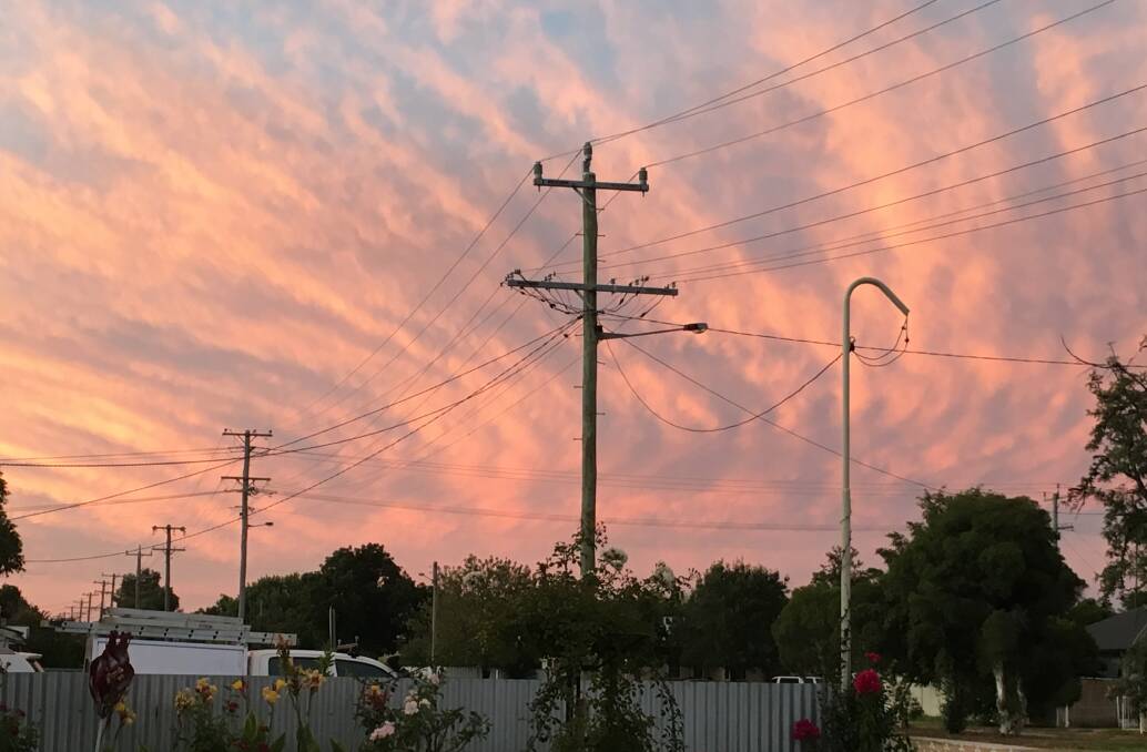 Thank you to Elvy Quirk for this photograph of a stunning sunset in Forbes. 