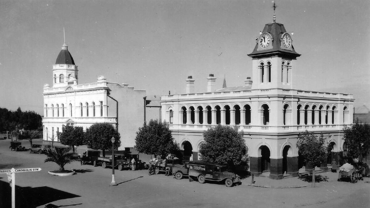This image of the Town Hall and Post Office in the 1920s shows the young palm tree we now recognise as a feature of the street. 