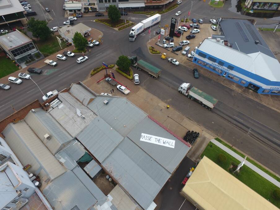 RAISE THE WALL: It's a blunt message on the roof of a Forbes business as the Lachlan Valley sees flooding for the second time in five years. Picture: Craig Dwyer