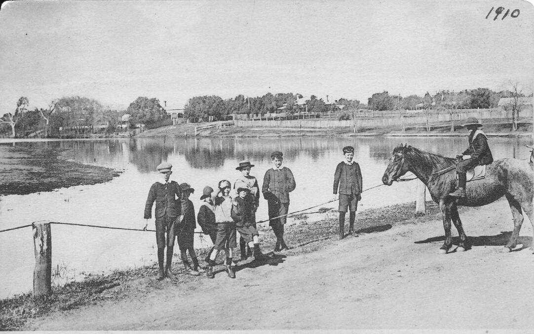 Children on the crossing in 1910. Photo from the Pictorial Forbes collection.
