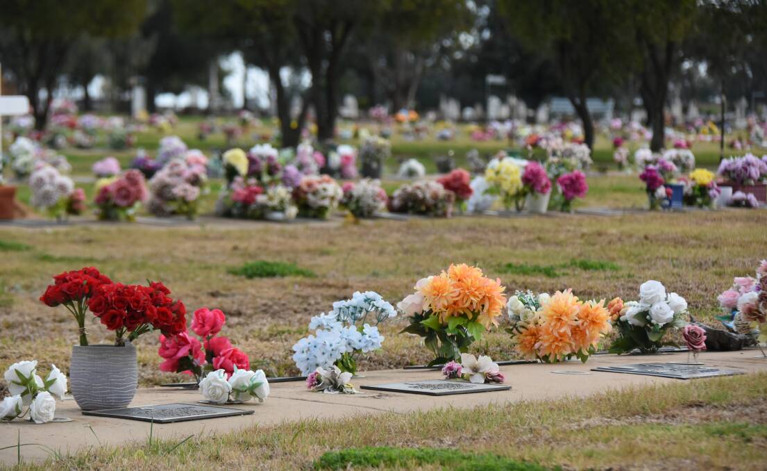 Councillors have resolved that families laying a loved one to rest in the lawn portion of Forbes cemetery be offered an option of the standard bronze plaque that has been the ruling for the past 20 years, or a headstone. 
