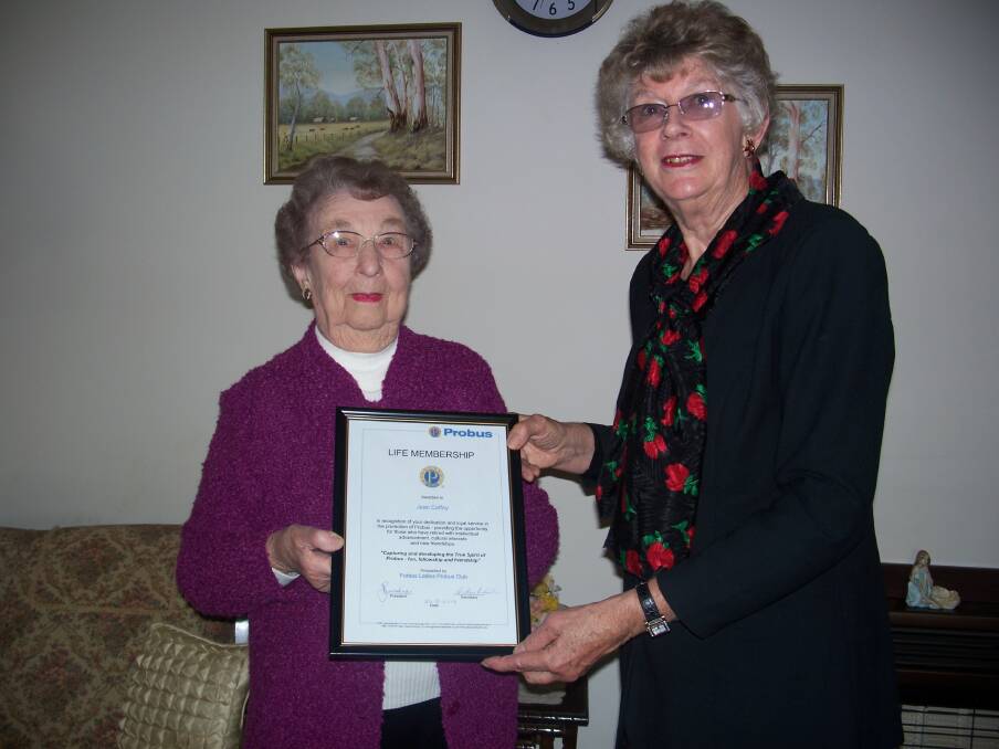 Jean Coffey receives her Probus life membership from Jennifer Purdie.