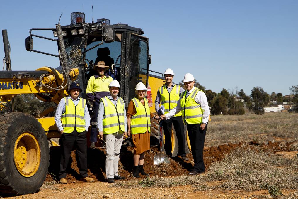 Graeme Isbester, Clive Cawthorne, Mayor Phyllis Miller, Rowan Olsen, General Manager Steve Loane and back, Brian Curry at the Newell Highway work site.