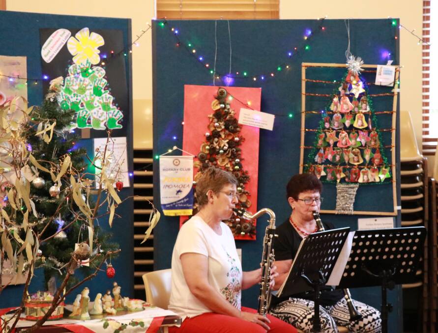 Von Janetzki and Deidre Brown providing Christmas music at the 2017 Rotary Ipomoea Christmas Tree Festival. 