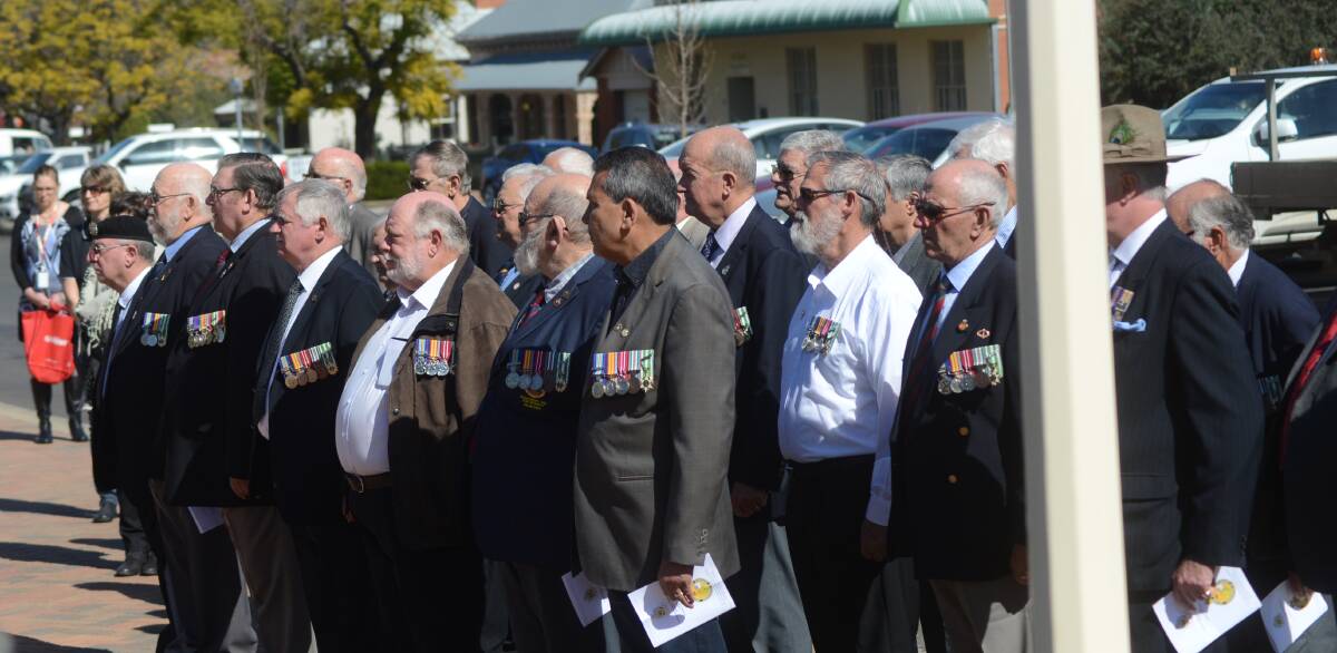 Veterans at Forbes cenotaph on the 50th anniversary of the Battle of Long Tan. 