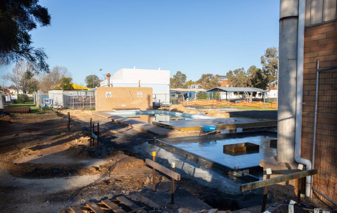 Progress on the heated pool project has been "stifled" by the ability for workers to come to Forbes, councillors have heard. 