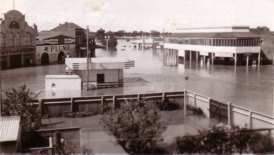Lower Rankin Street in the 1952 flood. 