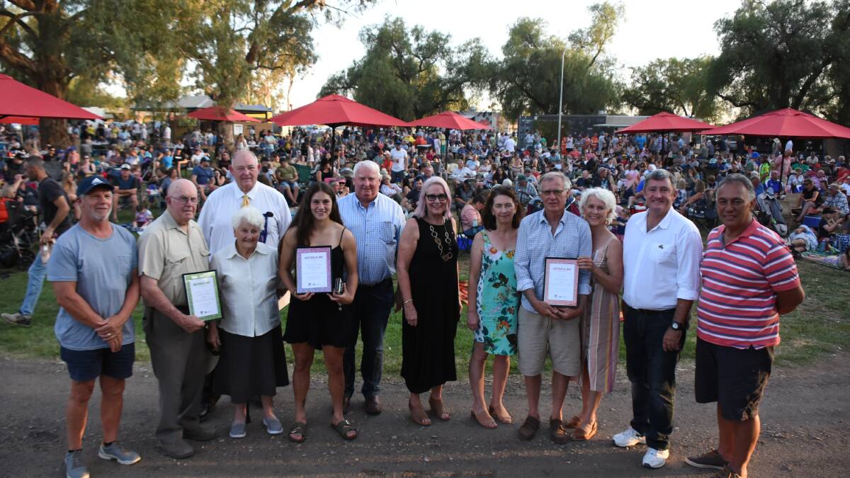 Councillors congratulated our 2020 citizens of the year Kim and Wendy Muffet at a packed Lions Park. The 2021 awards ceremony will be a virtual one.