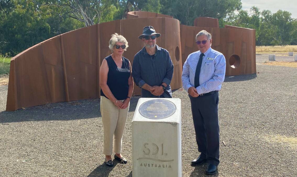 NEW ADDITION: Forbes Arts Society Chairperson Trudy Mallick, sculptor David Ball, Lachlan Shire Mayor Cr John Medcalf unveil the plaque for Wandering. Picture: SUPPLIED