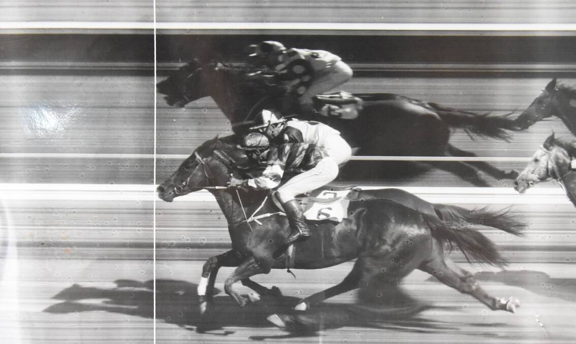 This image from Kevin Dwyer's collection shows how important the mirror image is - the nose of the second-placed horse can only be seen in the mirror. 