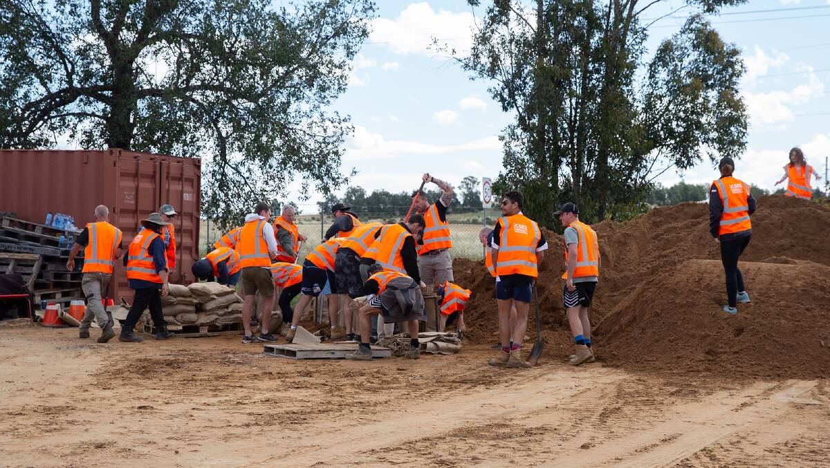 Volunteers - who look very much like members of Forbes Magpies to us! - hard at work filling sandbags. 