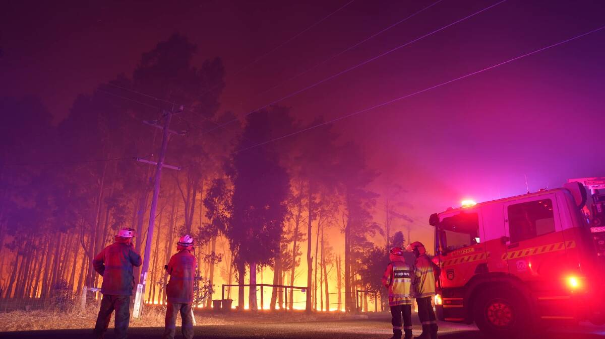 The Wooroloo bushfire, north of Perth. Credit: DFES incident photographers Evan Collis, Greg Bell and Brendan Scott.
