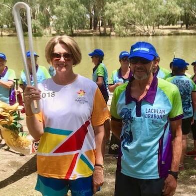 Inaugural President, Wendy Green and current president, Bill Thomas share a special
moment with the Queen’s Baton.