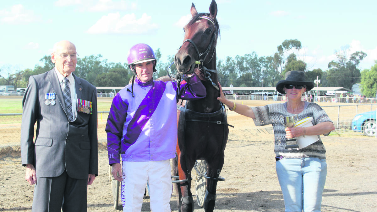 Forbes RSL sub-branch representative Harry Coggan with winning driver/trainer Mark Hewitt, Diggers Cup winner Bronze Sign and Sue Nicholls. 