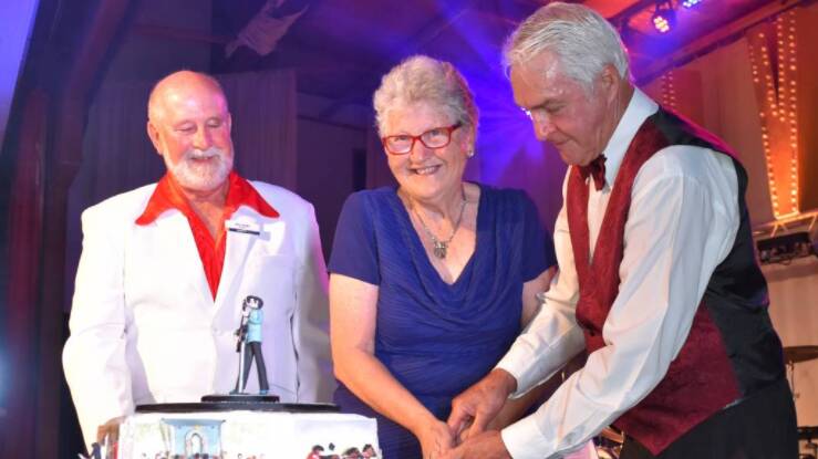 Ken Keith stood by as Anne and Bob Steel cut the magnificent cake decorated by Kath Swansbra