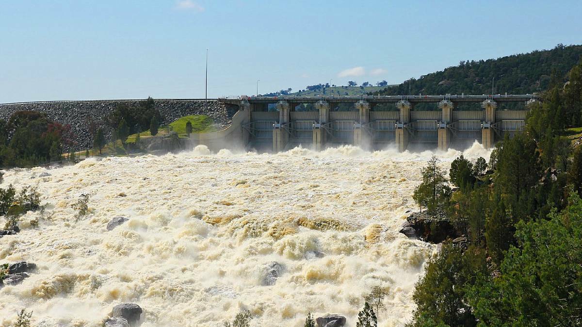 Massive outflows on Wyangala Dam in the south-western slopes of NSW.